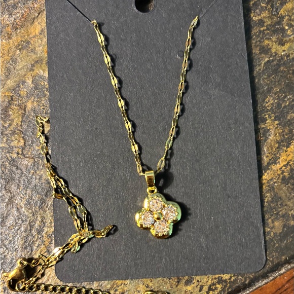 Jewelry - Elegant Gold Flower Pendant Necklace